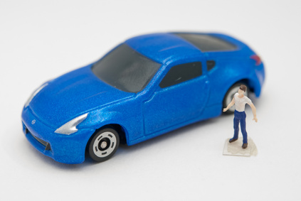 青い車と男性